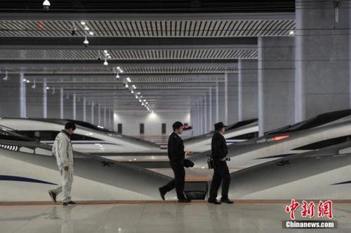 图为昆明南站工作人员检查动车。<a target='_blank' href='http://www.chinanews.com/'>中新社</a>记者 任东 摄