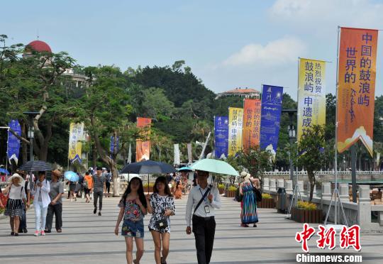 7月9日，鼓浪屿街头挂起了祝贺彩带，庆祝申遗成功?！≌疟?摄