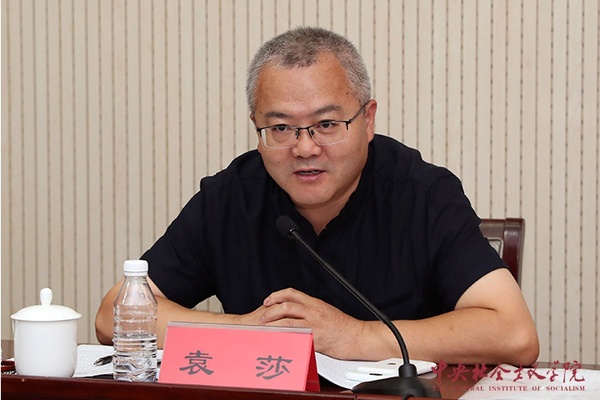 中央社院党组成员、副院长袁莎在开学典礼上讲话