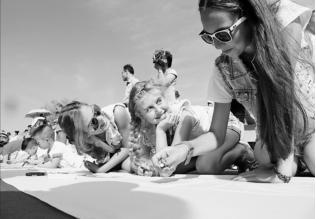 中国侨网中俄青少年涂鸦大赛。（吕永超 李雅文）