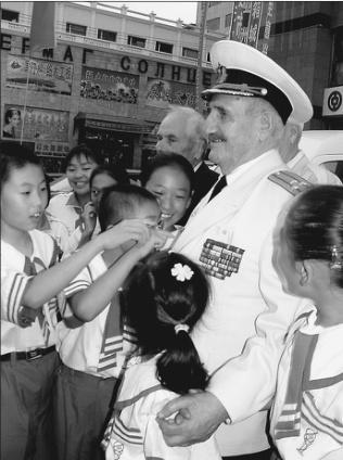 中国侨网孩子们和俄罗斯老兵在一起。（吕永超 李雅文）