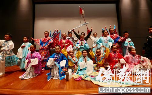 “华梦计划”少儿京剧班的部分演员在台上谢幕。（美国《侨报》/邱晨 摄）