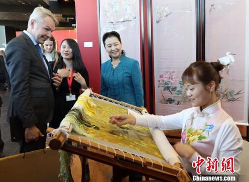 中国侨网绣女现场展示湘绣技艺引人围观?！×踅ü狻∩? style=