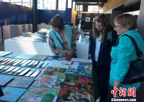 芬兰民众被湘书展柜上的童书吸引?！×踅ü?摄