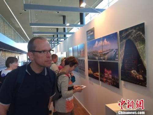 “锦绣潇湘”摄影展吸引民众驻足欣赏?！×踅ü?摄