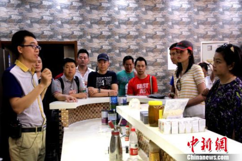 图为华裔杰出青年参观扬州“中餐繁荣基地”?！〈藜衙?摄