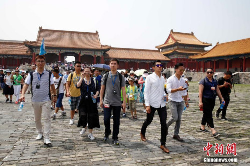 7月9日，华裔杰出青年代表游览北京故宫。当日，以“青春筑梦”为主题的第十一届世界华裔杰出青年华夏行（北京线）活动在北京启幕。 <a target='_blank' href='http://www.chinanews.com/'>中新社</a>记者 韩海丹 摄