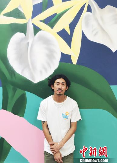 艺术家林子楠与他的作品?！≌碰?摄