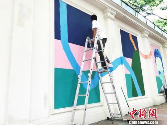 林子楠助手涛子在进行壁画最后的细节处理?！≌碰?摄