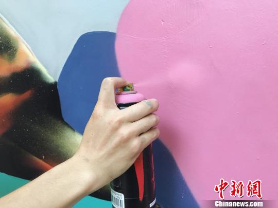 艺术家沾着颜料的手?！≌碰?摄