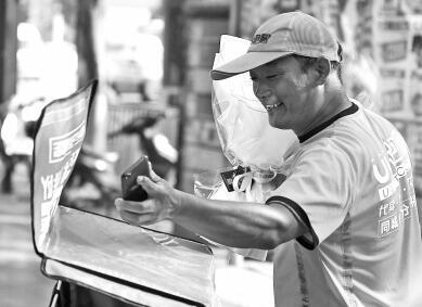 高温下，跑腿送外卖的小哥身上的衣服湿了又干、干了又湿