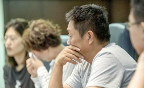 章莹颖父亲等家人盼早点带她回家。来源：美联社。 