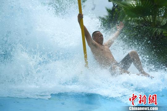 图为一市民正在冲水享受清凉。　陈超 摄