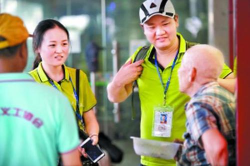 社工揭乞讨骗局:平时坐轮椅装残疾 闲时兼职模特