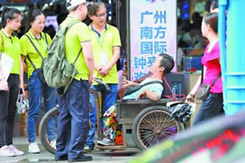 社工揭乞讨骗局:平时坐轮椅装残疾 闲时兼职模特