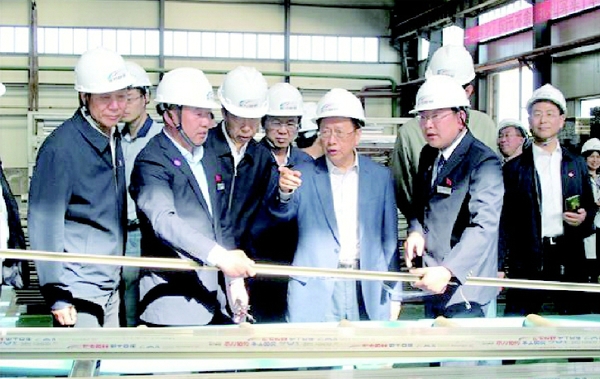 民建中央调研组实地考察甘肃省酒泉市太阳能风能资源分布、利用方式与产品研制情况。