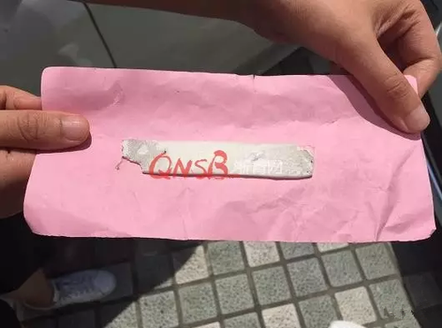 停车难！女子小区停车被保安贴单子大骂：不要脸