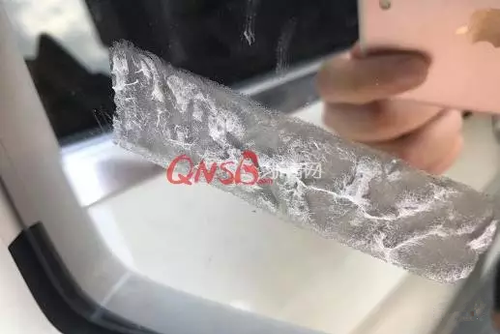 停车难！女子小区停车被保安贴单子大骂：不要脸