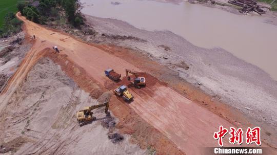 坝塘镇政府组织，村民自发参与修复被损毁的沩江下游河堤?！⊙罨?摄