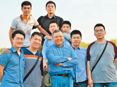 图为黄大年(前排中)和学生在一起。资料照片(人民视觉)