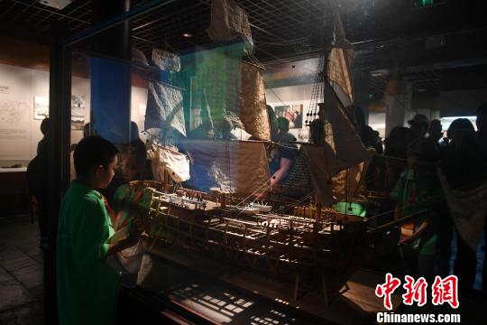 图为寻根团成员参观福州林则徐纪念馆?！÷烂?摄