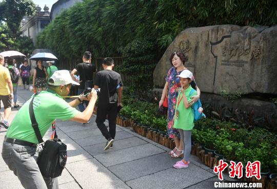 图为寻根团成员参观福州三坊七巷?！÷烂?摄