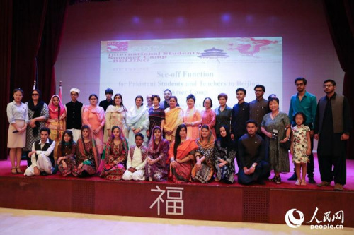 部分嘉宾同巴方师生合影留念。人民网记者 徐伟摄