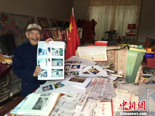 赵鹤阳在自己的书房中展示他在下基层考察时拍摄的照片 陈静 摄 赵鹤阳在自己的书房中展示他在下基层考察时拍摄的照片 陈静 摄