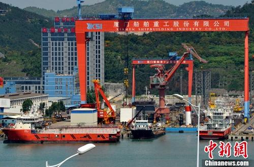7月10日，中国国家统计局发布的数据显示，2017年6月份，中国工业生产者出厂价格同比上涨5.5%，环比下降0.2%。工业生产者购进价格同比上涨7.3%，环比下降0.4%。上半年，工业生产者出厂价格同比上涨6.6%，工业生产者购进价格同比上涨8.7%。图为厦门船舶重工股份有限公司正在建造中的各种船舶。（资料图片） <a target='_blank' href='http://www.chinanews.com/'>中新社</a>记者 张斌 摄