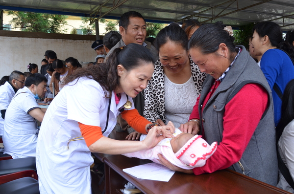 “三下乡”活动现场，川大华西医院儿科教授罗蓉正在接诊。