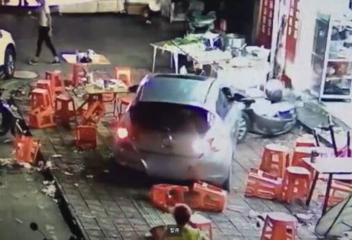 男子开车撞夜宵摊