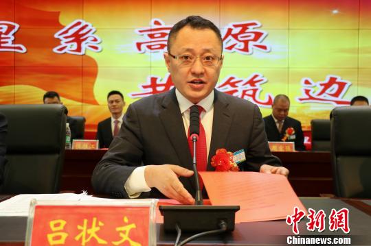 7月16日，吕状文在武警西藏总队阿里支队做报告。武警西藏总队供图