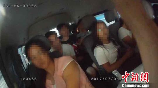 图为查处现场面包车内严重超员?！⊙罹?摄