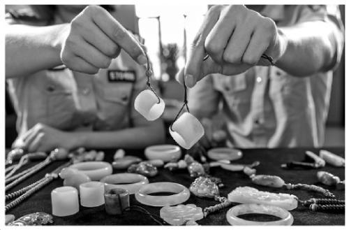 　　图为海关关员展示截获的玉石制品。赵立阳 摄