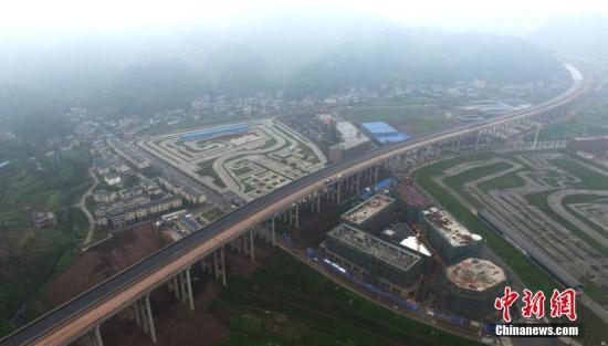 资料图：雅康高速公路。 刘忠俊 摄