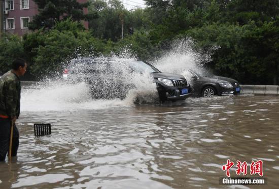 资料图:暴雨引发城市内涝。 张瑶 摄 点击进入下一页