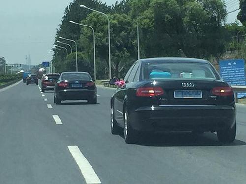 江苏4辆疑似公车号牌奥迪成婚车 官方:曾是公车