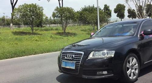 江苏4辆疑似公车号牌奥迪成婚车 官方:曾是公车