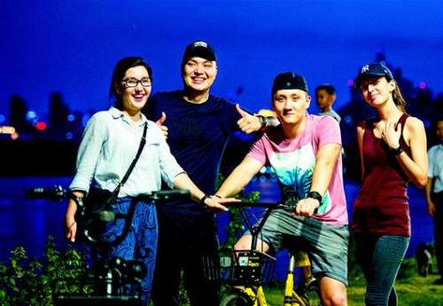 图为东湖绿道合影。左起，老二陈琳、老大陈强、老三陈刚、陈强的女友詹宁。