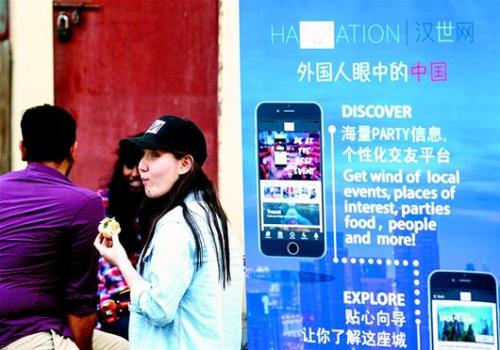 图为陈琳在武汉大学做推广，休息间隙她抓紧时间咬几口包子。繁忙的工作和学习，让她经常没时间好好吃顿饭。