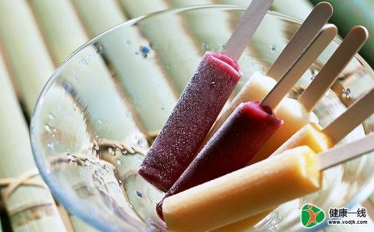 夏季喝冰水吃冷饮不解渴！