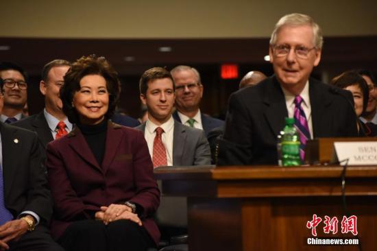资料图：美国参议院多数党领袖麦康奈尔（右）。<a target='_blank' href='http://www.chinanews.com/'>中新社</a>记者 刁海洋 摄