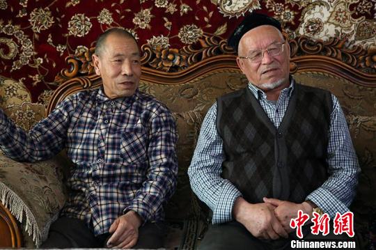 范新民和阿巴别克热·吾斯满合影?！∮诮?摄