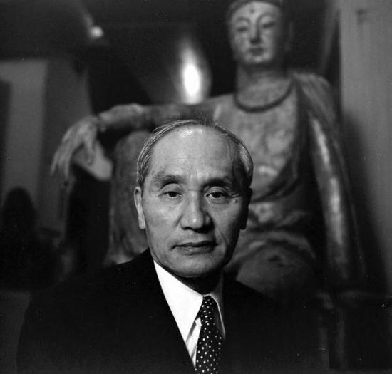 卢芹斋。他在巴黎建造了著名的“巴黎红楼”，并在一段时间内，每天免费在红楼内资助中国留学生一顿午餐。他总结自己的一生充满了矛盾，承认自己使不少国宝流失海外，又为这些国宝避免了战乱得到了?；ざ械角煨?。