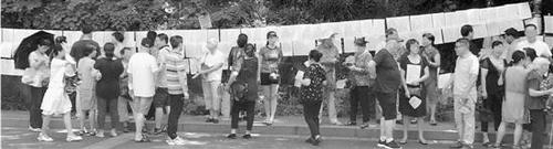 杭州相亲角:有相亲纸条上写我家是拆迁户 鼠牛谢绝