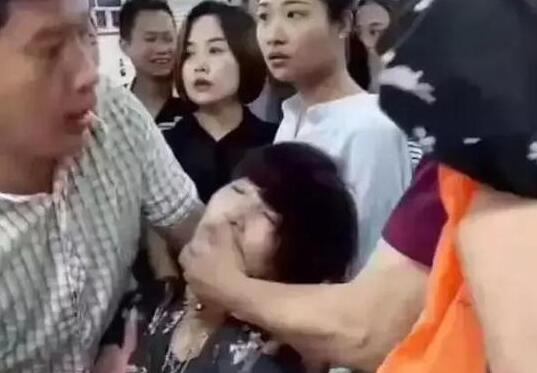 游客摔断售价30万手镯续2 游客摔断售价30万手镯续2