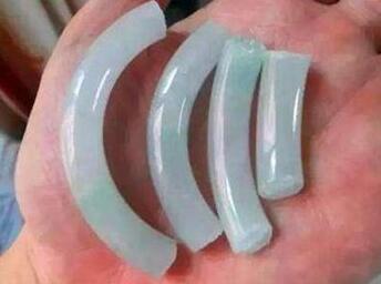 游客摔断售价30万手镯续 游客摔断售价30万手镯续