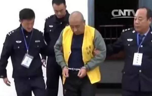 7月18日，“白银强奸杀人案”在白银区人民法院开庭审理。1988年5月，23岁的白杰在白银市永丰街被杀。此后的14年里，又有10名女性遭入室杀害。2016年8月，疑凶高承勇在工业学校被抓，他承认了11起案件的犯罪事实。图为央视曝光的警察押解高承勇画面。来源：新京报