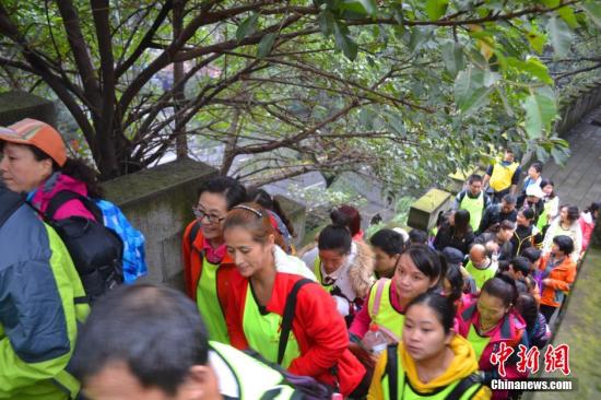 “行动起来，向‘零’艾滋迈进。”30日，由重庆渝中区卫生局主办，渝中区疾控中心、该辖区医疗机构的防艾医务人员和当地民间组织“步量重庆”群员合力开展了“12.1世界艾滋病日”宣传活动。300余名市民以徒步山城八公里老街的方式，倡导健康生活，远离高危行为，同时呼吁大众不要歧视艾滋病感染者，共同打造一个“零”新发感染、“零”死亡、“零”歧视的防艾环境。唐李嫒莎 摄