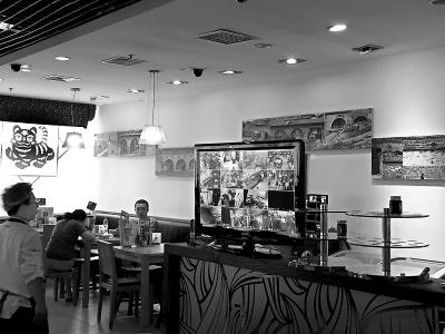 十六块画面直播着餐馆的各个角落 点击进入下一页